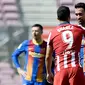 Striker Atletico Madrid, Luis Suarez, berbincang dengan gelandang Barcelona, Sergio Busquets, pada laga Liga Spanyol di Stadion Camp Nou, Sabtu (8/5/2021). Kedua tim bermain imbang 0-0. (AFP/Josep Lago)