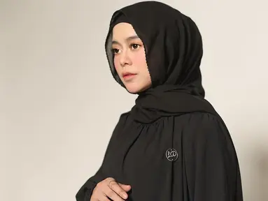 Sosok Lesti Kejora masih terus menjadi idola banyak orang hingga kini. Bahkan, setelah memutuskan berhijab sejak 2019 pun penggemarnya tak berkurang. Tak heran jika gaya berhijab Lesti pun disorot publik hingga tak sedikit yang meniru. (Liputan6.com/IG/@lestykejora)