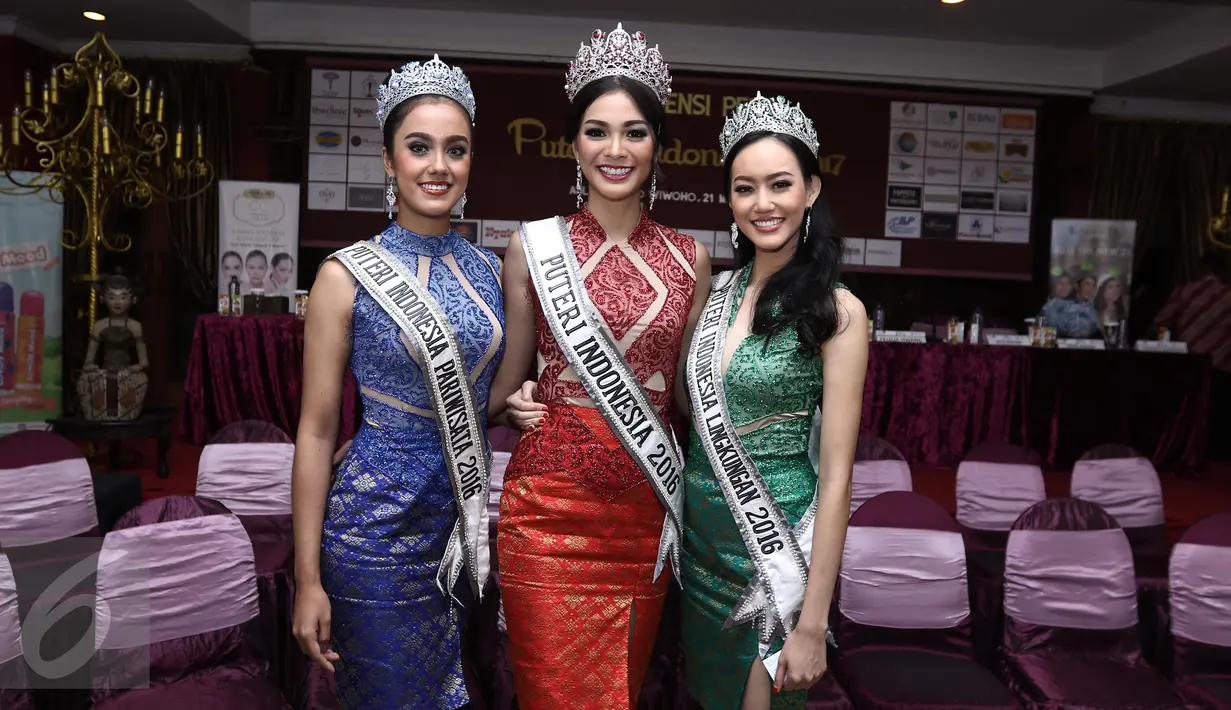 Kezia Warouw (tengah) berfoto bersama dengan Puteri Indonesia Lingkungan 2016 dan Puteri Indonesia Pariwisata 2016 usai jumpa pers di Aula Sanono Wiwoho Mangunsarkoro, Menteng, Jakarta, Selasa (21/3). (Liputan6.com/Herman Zakharia)