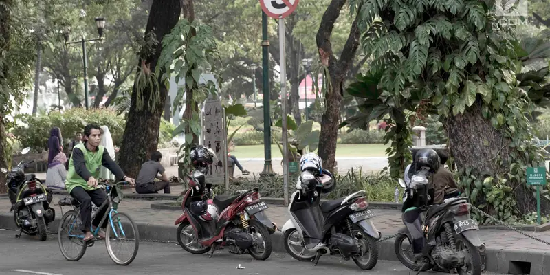 Hiraukan Rambu, Pemotor Tetap Parkir di Sekitar Taman Suropati