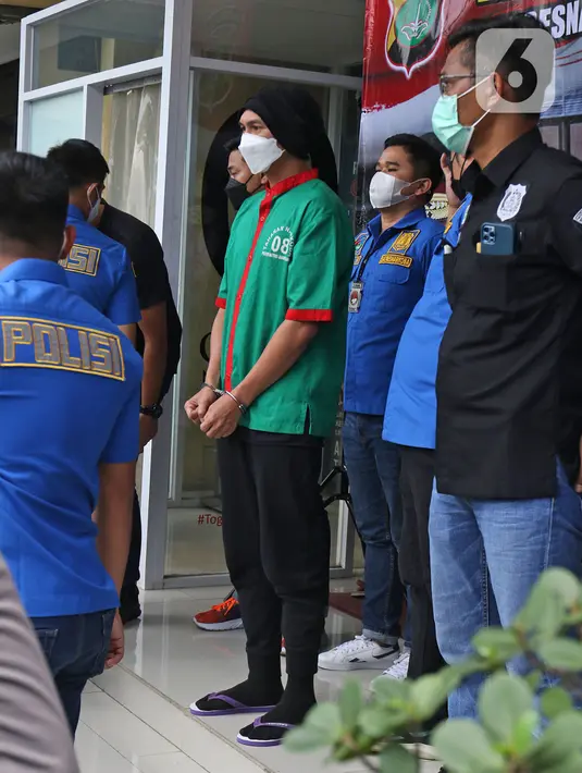 Musisi Erdian Aji Prihartanto alias Anji dihadirkan saat konferensi pers rilis pengungkapan kasus narkoba di Polres Metro Jakarta Barat, Jakarta, Rabu (16/6/2021). Polisi mengamankan 7 linting ganja, 8 plastik klip berisi biji daun ganja, 1 plastik klip ekstrak ganja. (Liputan6.com/Herman Zakharia)