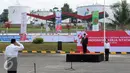 Dirut PT Pertamina, Dwi Soetjipto (tengah) memimpin upacara peringatan kemerdekaan Indonesia ke-71 di Terminal BMM, Manokwari, Papua Barat, Rabu (17/8). Upacara diikuti ratusan karyawan BUMN dari berbagai instansi. (Liputan6.com/Helmi Fithriansyah)