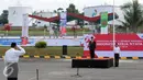 Dirut PT Pertamina, Dwi Soetjipto (tengah) memimpin upacara peringatan kemerdekaan Indonesia ke-71 di Terminal BMM, Manokwari, Papua Barat, Rabu (17/8). Upacara diikuti ratusan karyawan BUMN dari berbagai instansi. (Liputan6.com/Helmi Fithriansyah)