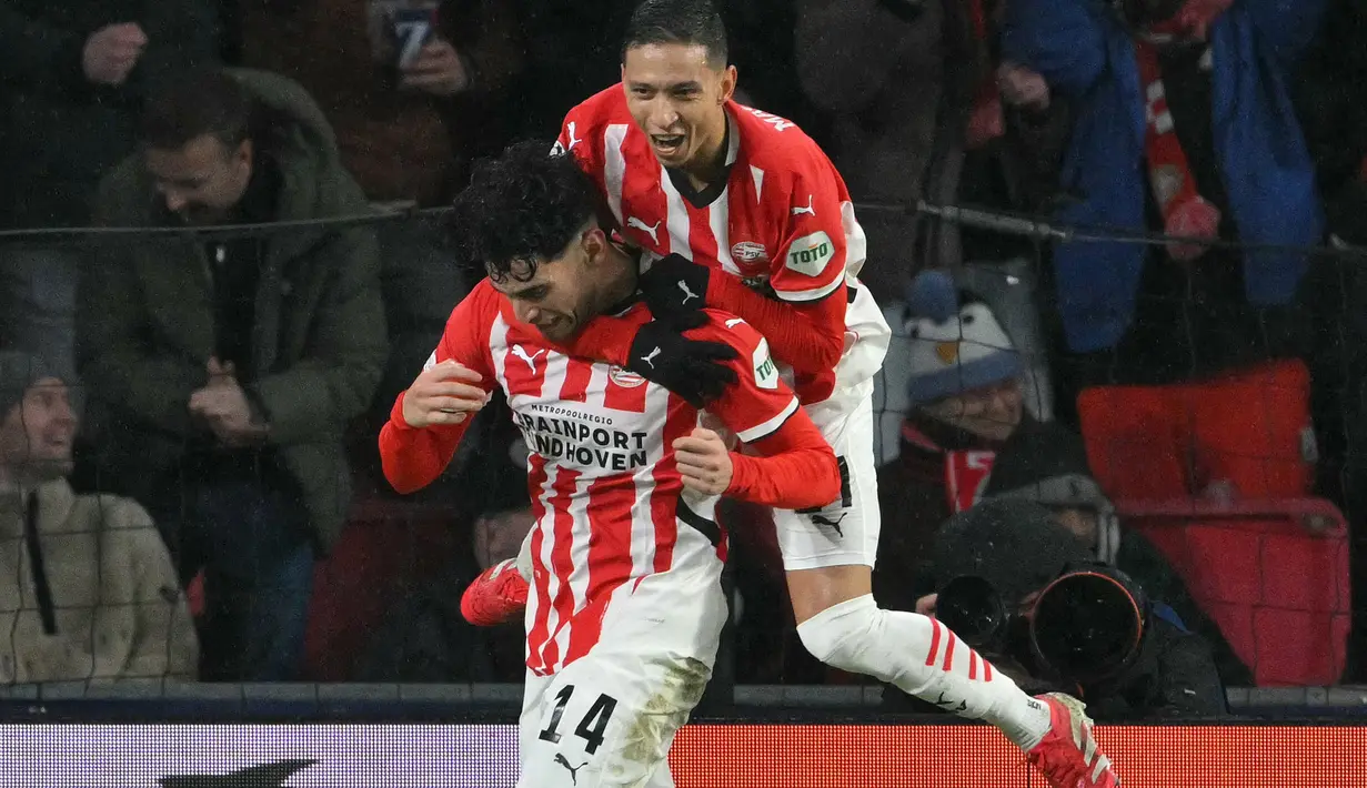 Pada masa tambahan waktu babak pertama (45+6), PSV Eindhoven mencetak gol keunggulan lewat aksi Ricardo Pepi. (NICOLAS TUCAT/AFP)