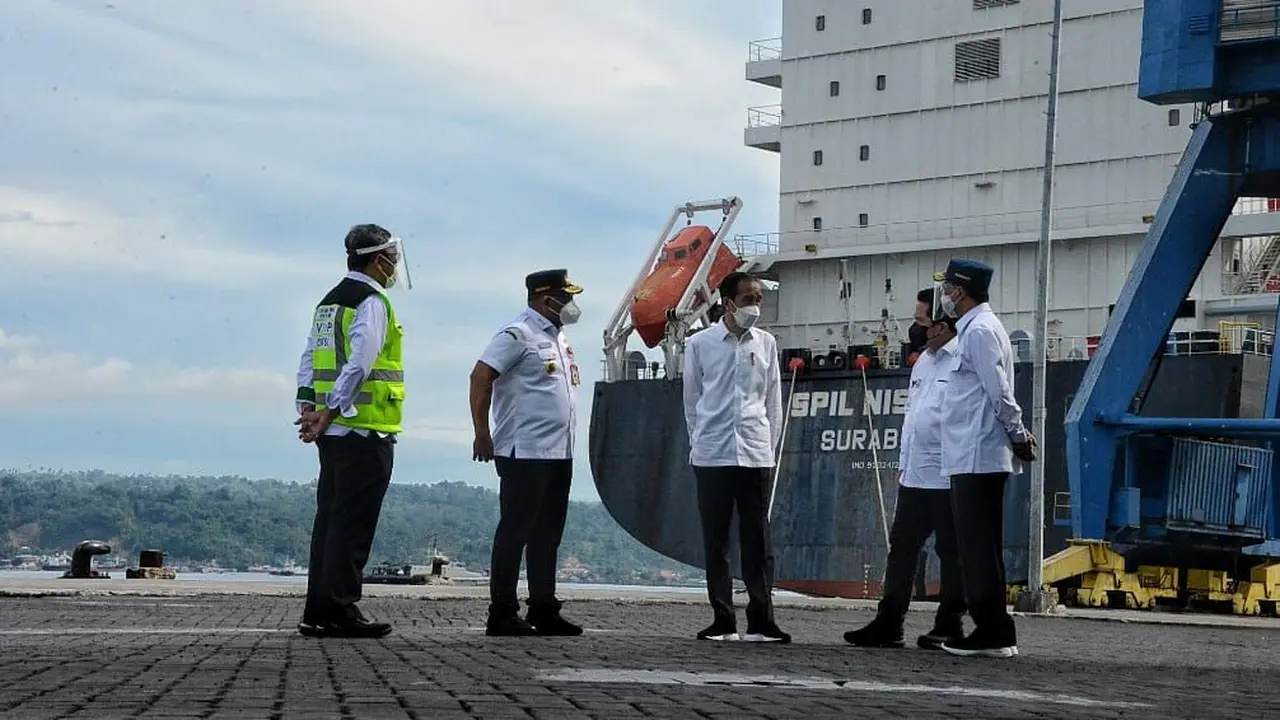 Presiden RI Joko Widodo bersama Menteri Perhubungan Budi Karya Sumadi meninjau Pelabuhan Yos Sudarso di Ambon, Maluku, Kamis (25/3/2021). (Dok Kemenhub)