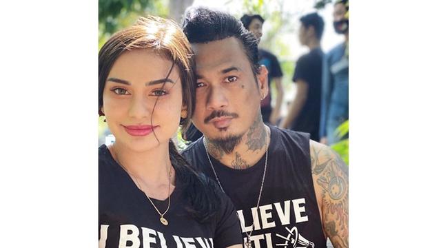 6 Potret Kompak Jerinx SID dan Nora Alexandra Pakai Baju Senada, Serasi