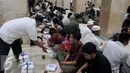 Petugas membagikan nasi kotak untuk berbuka kepada para jamaah yang hadir di Masjid Istiqlal, Jakarta (22/6/2015). Sekitar 3000 kotak makanan dan minuman dibagikan setiap harinya selama bulan Ramadan. (Liputan6.com/JohanTallo)