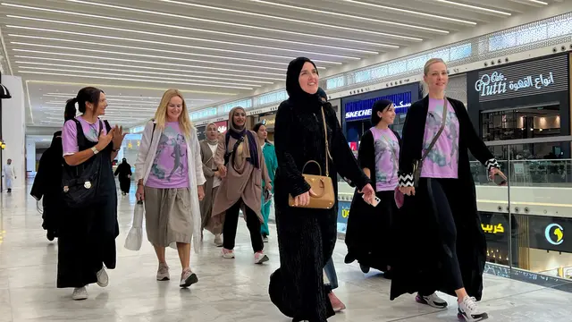 Para perempuan berolahraga di sebuah mal di ibu kota Saudi, Riyadh, pada 15 Oktober 2023.