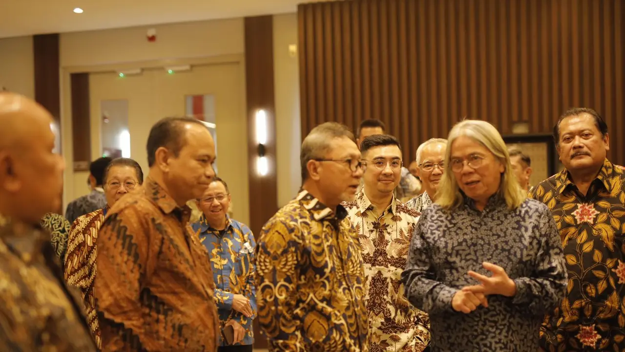 Menteri Komunikasi dan Informatika (Kominfo) Republik Indonesia, Budi Arie Setiadi, dan Menteri Perdagangan Republik Indonesia, Zulkifli Hasan, mengunjungi Pusat Data E1 PT DCI Indonesia