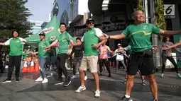Presdir PT Nestlé Indonesia Dharnesh Gordhon, Business Executive Officer Beverages Business Unit PT Nestlé Indonesia – Prawitya Soemadijo dan peserta mengikuti senam zumba bersama pada Kick-off MILO Jakarta International 10K di Jakarta, Minggu (16/6/2019). (Liputan6.com/HO/Rizky)