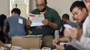 Yusri Razali mengatakan jumlah yang disortir dan dilipat tersebut berdasarkan jumlah daftar pemilihan tetap sebanyak 169 ribu lebih ditambah cadangan dua persen, sehingga jumlahnya sebanyak 172 ribu lebih. (CHAIDEER MAHYUDDIN/AFP)