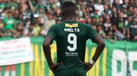 Amido Balde cantumkan istri dalam nama punggung di jersey Persebaya. (Bola.com/Aditya Wany)