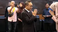 Ketua MPR Zulkifli Hasan (kiri) memberi selamat saat melantik empat anggota MPR Pengganti Antar Waktu (PAW) di Kompleks Parlemen, Jakarta, Kamis (14/3). Anggota MPR PAW akan bekerja pada sisa masa jabatan Tahun 2014-2019. (Liputan6.com/JohanTallo)