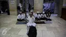 Umat muslim dari berbagai daerah sedang berdoa  usai melakukan perjalanan dan menjalankan salat Shubuh di Masjid Istiqlal, Jakarta. (04/10). Mereka akan melakuan long march dan aksi damai di depan Istana Merdeka. (Liputan6.com/Johan Tallo)