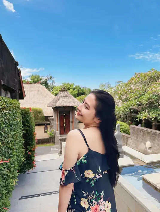 Rambut panjangnya dibiarkan tergerai, membuat penampilan cantik naturalnya semakin terlihat luar biasa. [Foto: Instagram/prillylatuconsina96]