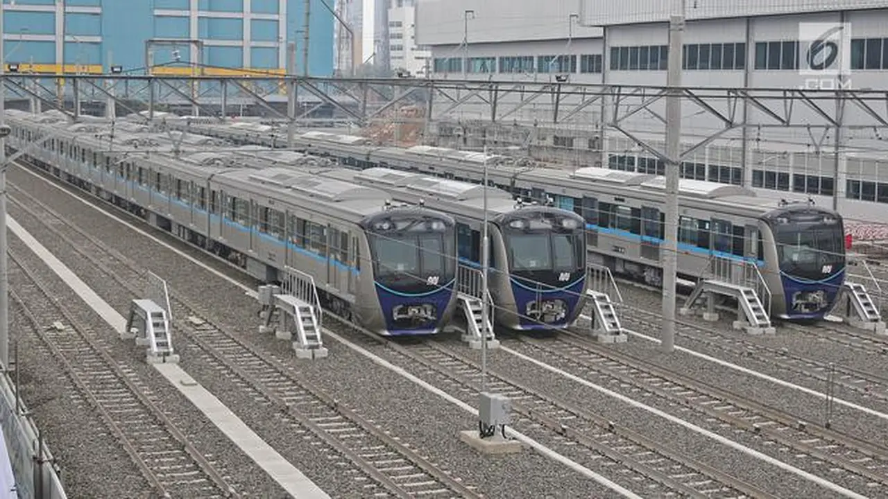 Kereta mass rapid transit (MRT) terparkir di depo MRT Lebak Bulus, Jakarta, Selasa (28/8). Progres konstruksi moda transportasi MRT Jakarta fase I rute Lebak Bulus-Bundaran HI kini mencapai hampir 96 persen. (Liputan6.com/Herman Zakharia)