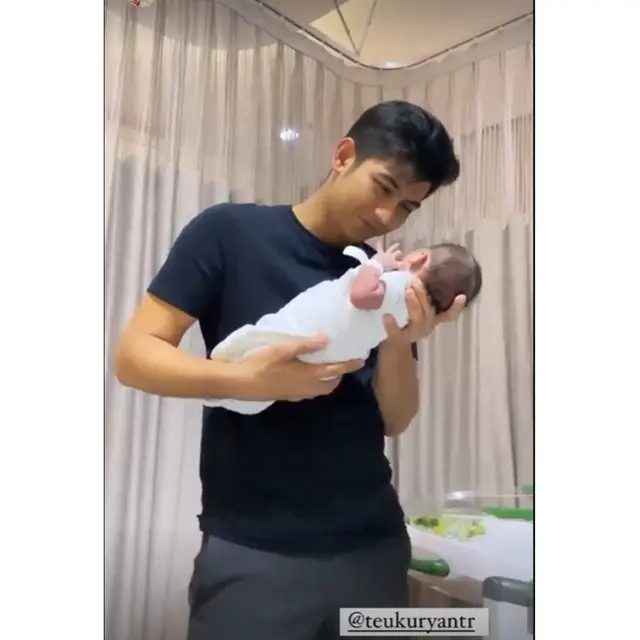 6 Potret Ria Ricis dan Teuku Ryan Peluk Baby R, Wajah Masih Dirahasiakan