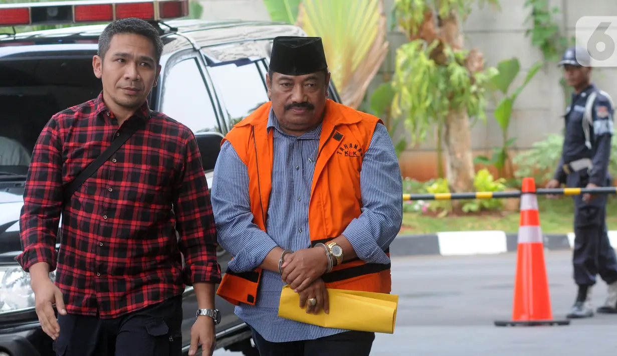 Swasta penyuap Bupati Indramayu Supendi, Carsa AS (kanan) tiba di Gedung KPK, Jakarta, Jumat (1/11/2019). Carsa AS diperiksa sebagai tersangka untuk melengkapi berkas terkait memberi suap pengaturan proyek di lingkungan Pemerintah Kabupaten Indramayu tahun 2019. (merdeka.com/Dwi Narwoko)