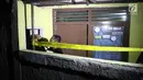 Polisi memasang garis polisi di lokasi  perampokan disertai pembunuhan di komplek TNI AL Pondok Labu, Jakarta, Kamis (5/4). Peristiwa terjadi saat korban menjalani salat Maghrib di kamar tengah. (Liputan6.com/Arya Manggala)