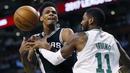 Pebasket Boston Celtics, Kyrie Irving, merebut bola dari pebasket San Antonio Spurs, Dejounte Murray, pada laga NBA di TD Garden, Boston, Senin (30/10/2017). Celtics menang 108-94 atas Spurs. (AP/Michael Dwyer)