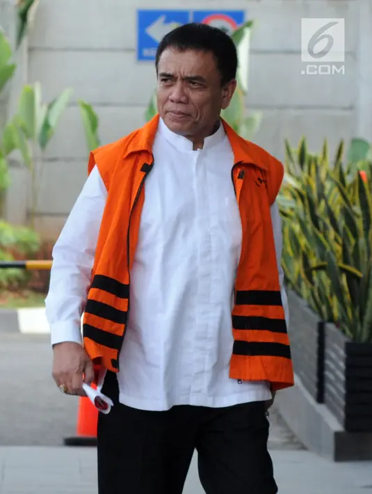 Gubernur Aceh nonaktif Irwandi Yusuf berjalan menuju gedung KPK untuk menandatangani surat perpanjangan penahanan, Jakarta, Jumat (28/9). Irwandi Yusuf diduga menerima suap dana Otsus Provinsi Aceh tahun 2018. (Merdeka.com/Dwi Narwoko)