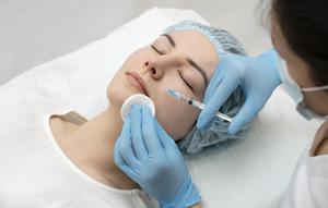 Istilah baby Botox hingga mini rhinoplasty dinilai hanya strategi pemasaran baru yang membuat prosedur estetika terasa lebih ringan dan natural. (dok. Freepik)