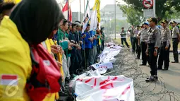 Polisi melakukan penjagaan saat BEM Seluruh Indonesia menggelar aksi di depan Istana Negara, Jakarta, Rabu (28/10/2015). Aksi tersebut untuk menyampaikan aspirasi terkait setahun kinerja pemerintah. (Liputan6.com/Yoppy Renato)