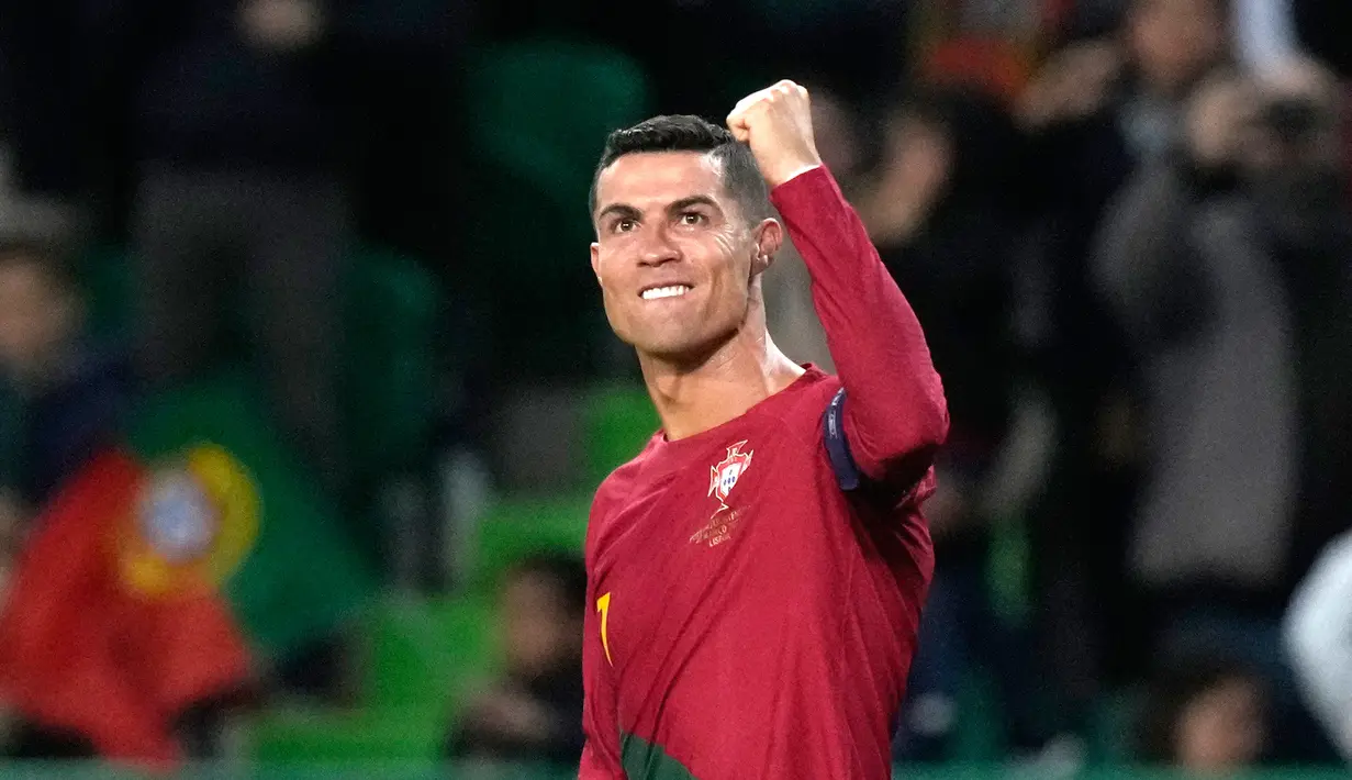 Pemain Portugal Cristiano Ronaldo merayakan gol ke gawang Liechtenstein pada pertandingan sepak bola Grup J Kualifikasi Euro 2024 di Stadion Jose Alvalade, Lisbon, Portugal, Kamis (23/3/2023). (AP Photo/Armando Franca)