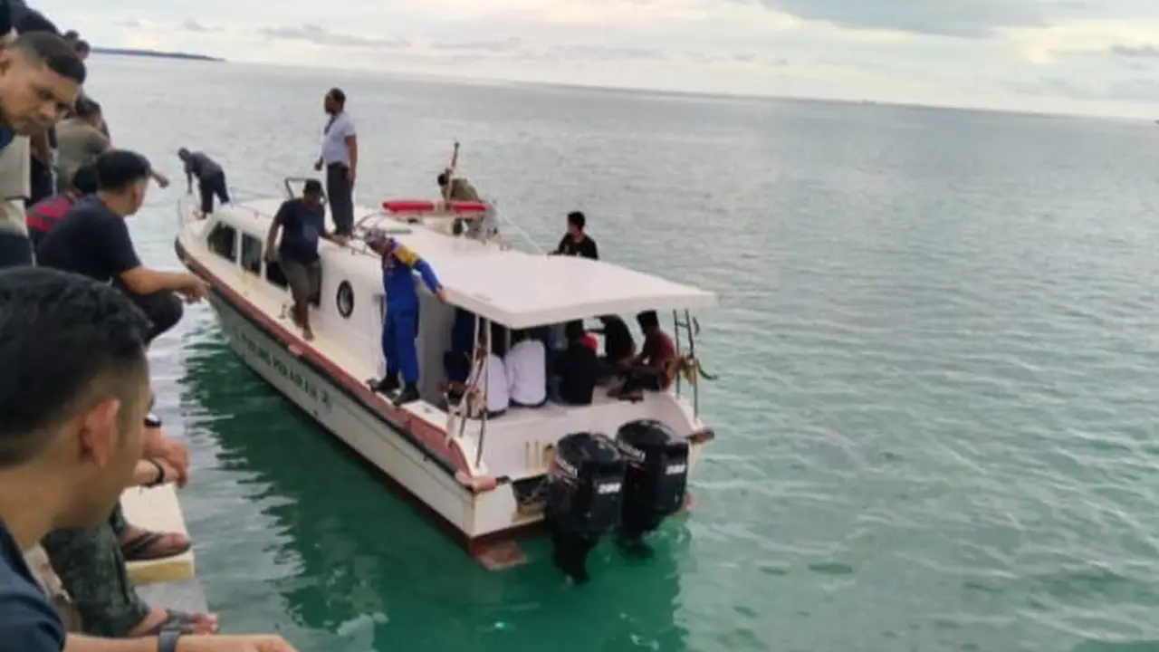 Jenazah AKP Syahiruddin perwira Polres Wakatobi ditemukan tak bernyawa di dalam kamar Asrama polisi, saat dibawa ke kampung halamannya.