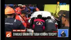 Warga solo dihebohkan adanya sebuah mobil yang menabrak kereta yang akan melintas, hingga terseret sejauh 15 meter.
