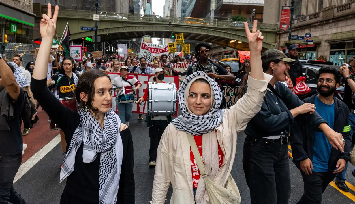 Para pengunjuk rasa berbaris melewati Grand Central menuju Perserikatan Bangsa-Bangsa (PBB) untuk memprotes tindakan Perdana Menteri Israel Benjamin Netanyahu di Timur Tengah pada tanggal 26 September 2024 di New York City. (Alex Kent/Getty Images North America/Getty Images via AFP)