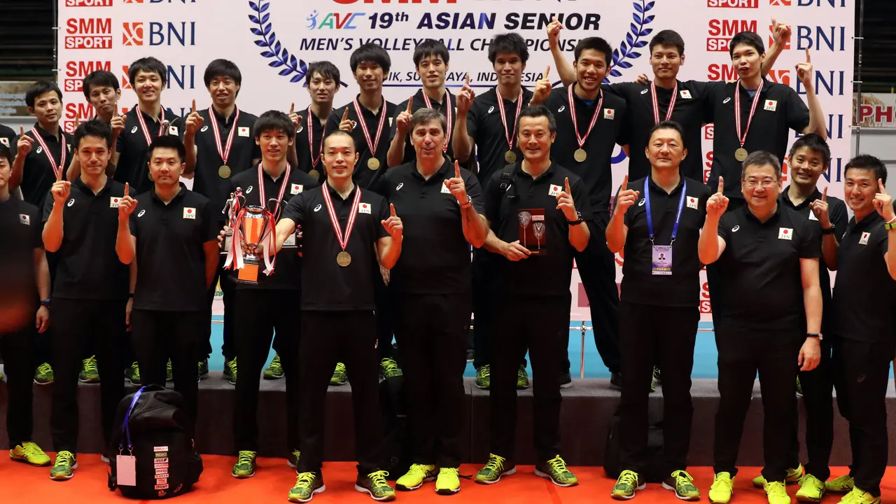 Timnas Voli Jepang memamerkan medali juara Kejuaraan Voli Asia 2017.