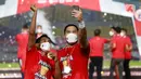 Kapten Persija Jakarta, Andritany Ardhiyasa, bersama Ramdani Lestaluhu, melakukan selebrasi usai menjuarai Piala Menpora 2021 di Stadion Manahan, Solo, Minggu (25/4/2021). (Bola.com/M Iqbal Ichsan)