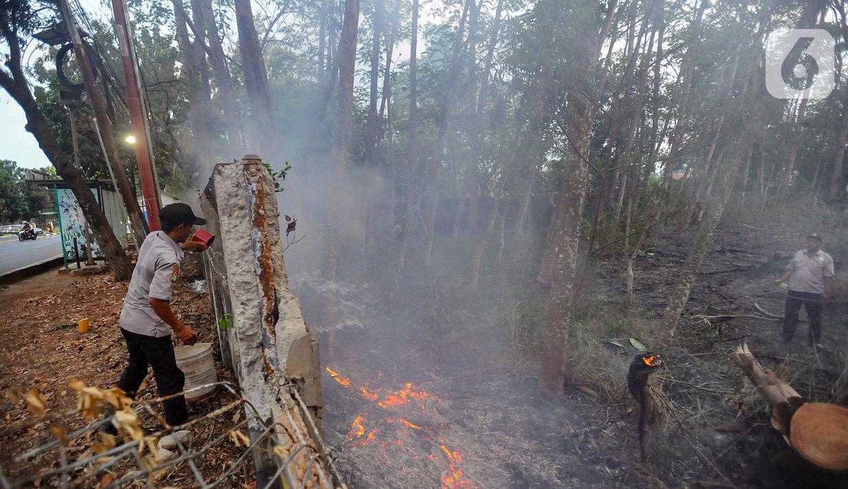 Api berhasil dipadamkan dalam waktu sekitar 30 menit. (merdeka.com/Arie Basuki)