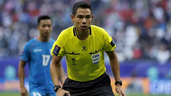 <p>Wasit asal Thailand, Sivakorn Pu-udom. (Bola.com/Dok.AFP/KARIM JAAFAR).</p>