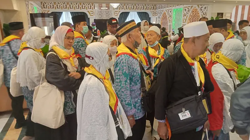 Jemaah haji Indonesia kloter pertama dari Embarkasi Jakarta-Pondok Gede