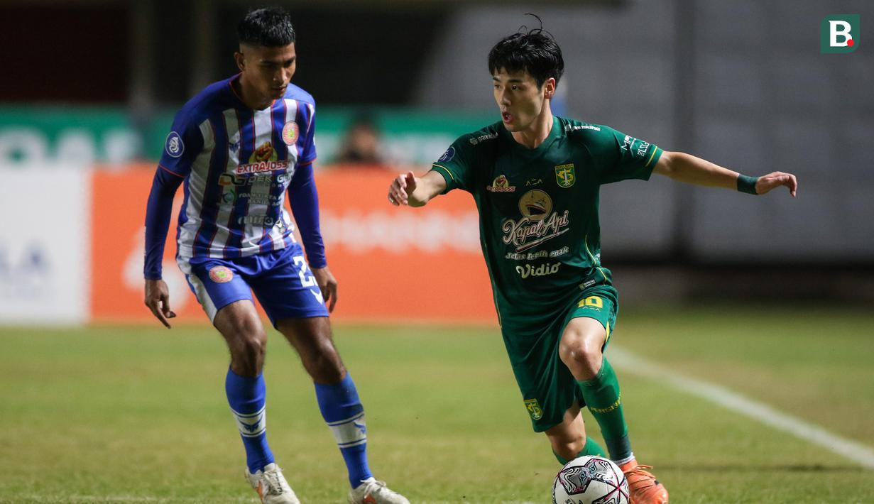 Pemain Persebaya Surabaya, Taisei Marukawa (kanan) berusaha melewati pemain Persiraja Banda Aceh, Ramadhan dalam laga pekan ke-10 BRI Liga 1 2021/2022 di Stadion Maguwoharjo, Sleman, Minggu (31/10/2021). (Bola.com/Bagaskara Lazuardi)