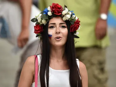 Suporter cantik Rusia ini hadir saat pertandingan antara Inggris melawan Rusia di grup B Piala Eropa 2016 di Stade Velodrome, Marseille, (11/6/2016). (AFP/Bertrand Langlois)