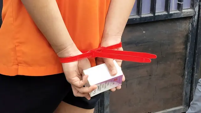 Tersangka mutilasi bawa obat HIV. (Liputan6.com/Dicky Agung Prihanto)
