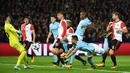 Bek Manchester City, Nicolas Otamendi, melepaskan sundulan saat melawan Feyenoord pada laga Liga Champions di Stadion Feyenoord, Rotterdam, Rabu (13/9/2017). Feyenoord kalah 0-4 dari City. (AFP/Emmanuel Dunand)