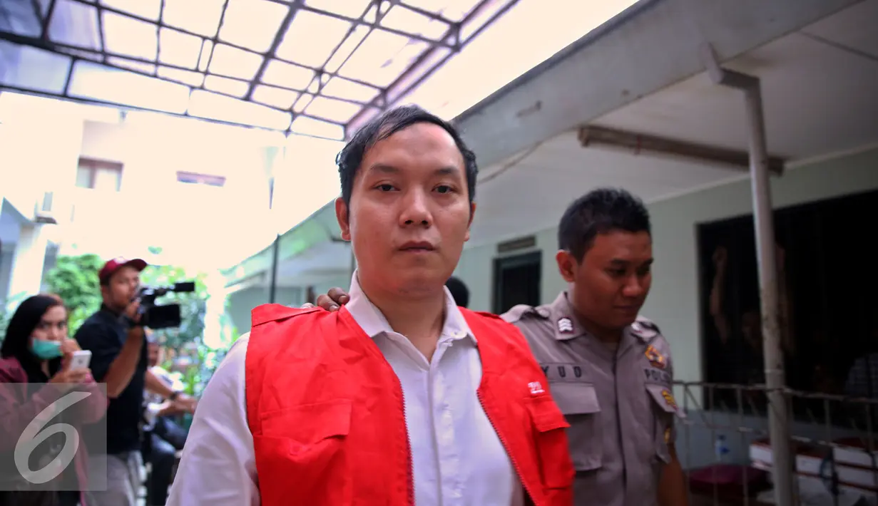 Hengky Kawilarang berjalan untuk melakukan sidang  mendengarkan putusan di Pengadilan Negri Jakarta Selatan, Kamis (27/8/2015). Jelang putusan hakim Hengky justru menunjukkan sikap tak bersahabat dengan media. (Liputan6.com/Faisal R Syam)
