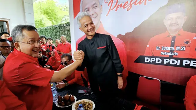 Bakal Calon Presiden (Bacapres) yang diusung oleh PDI Perjuangan, PPP dan didukung Hanura dan Perindo, Ganjar Pranowo Salam Komando dengan legislator DPR RI Fraksi PDIP Trimedya Panjaitan.