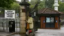 Seorang wanita bersama anjingnya setelah memberikan suara dalam pemilu parlemen Inggris di sebuah TPS di Roath Park Lake, Wales, Kamis (8/6). Para pemilih mengajak anjingnya untuk menemani mereka mengambil bagian dalam Pemilu Inggris. (GEOFF CADDICK/AFP)