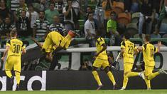 Borussia Dortmund berjaya di kandang Sporting CP, 2-1, dalam laga Grup F Liga Champions di Stadion Jose Alvalade, Lisbon, Rabu (19/10/2016) dini hari WIB. Pierre-Emerick Aubameyang mencetak gol pertama Dortmund. (AFP/Francisco Leong)