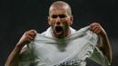 Zinedine Zidane (77,5 juta euro)- Zidane memulai ikatannya dengan Real Madrid sebagai pemain pada bulan Juli 2001. Pemain terbaik dunia ini dibeli Real Madrir dari Juventus seharga 77,5 juta euro. (AFP/Philippe Desmazes)