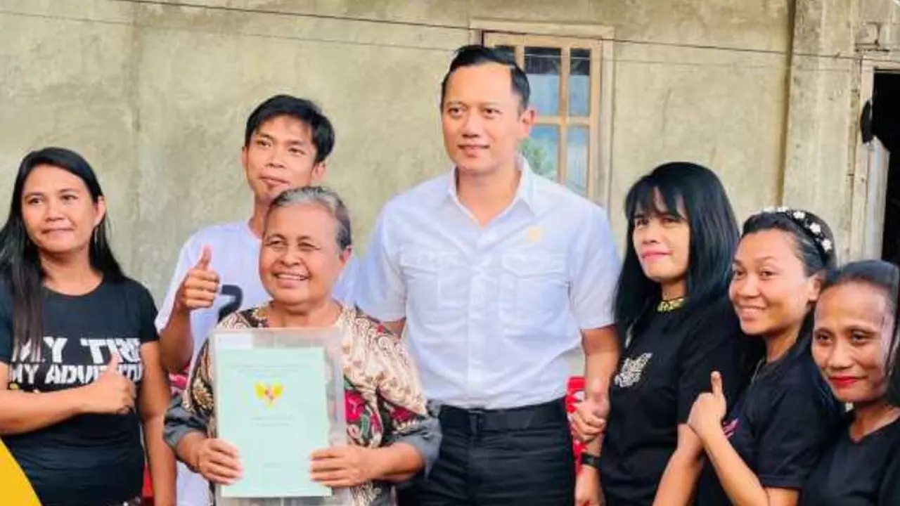 Menteri ATR/Kepala BPN juga menyerahkan sertifikat untuk warga di Kota Manado.
