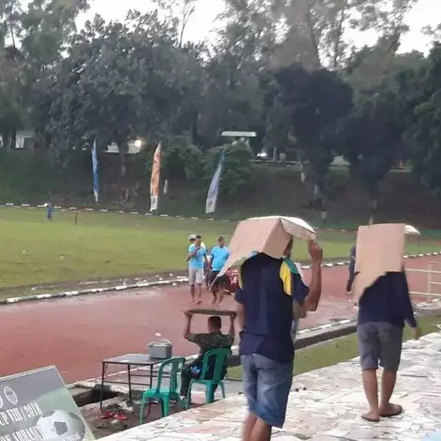 6 Potret Orang Akali Benda Jadi Payung Ini Kocak, Ide Cemerlang saat Kepepet