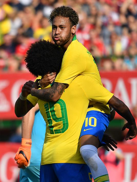 Selebrasi pemain Brasil, Neymar saat mencetak gol ke gawang Austria dalam laga persahabatan di Stadion Ernst Happel, Wina, Austria, Minggu (10/6). Brasil melumat Austria dengan skor 3-0. (JOE KLAMAR/AFP)
