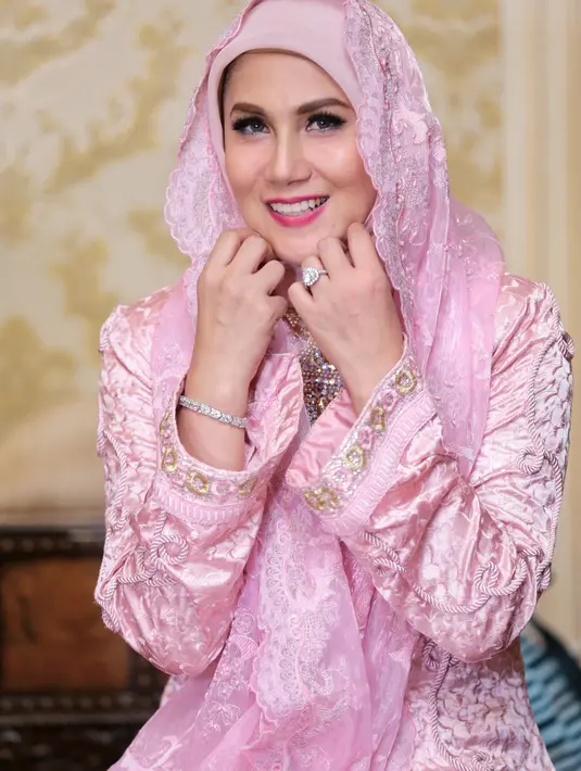 "Sedihnya ya tahun ini ayah saya udah nggak ada. Pasti ada rasa kurang, apalagi bapak udah nggak ada, yang saya bisa lakukan ya bisa berdoa," ungkapnya di kawasan Pondok Indah, Jakarta Selatan, Rabu (21/6/2017).   (Adrian Putra/Bitang.com)