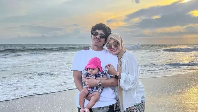 6 Potret Gaya Kompak Atta Halilintar dan Aurel Hermansyah Liburan di Bali, Perdana Ajak Ameena ke Pantai